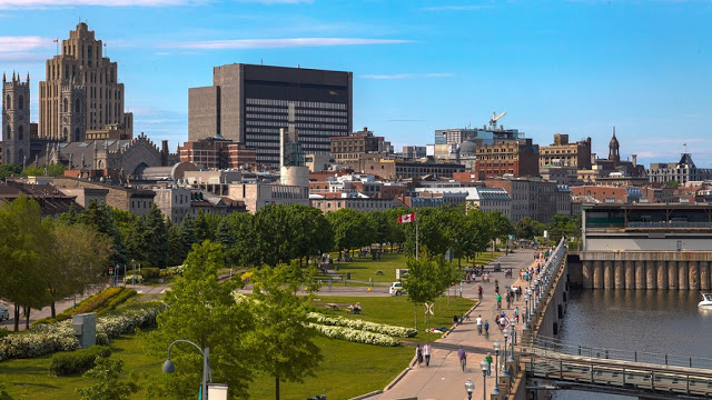 Cruzeiro no rio St. Lawrence em Montreal Cruzeiro no rio St. Lawrence em Montreal